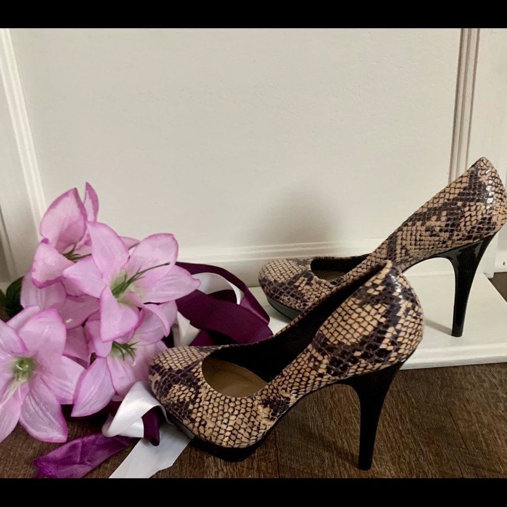ARTURO CHIANG STILETTO HEELS SIZE 8 EXCELLENT CONDITION. WILD PRINT MULTICOLORED